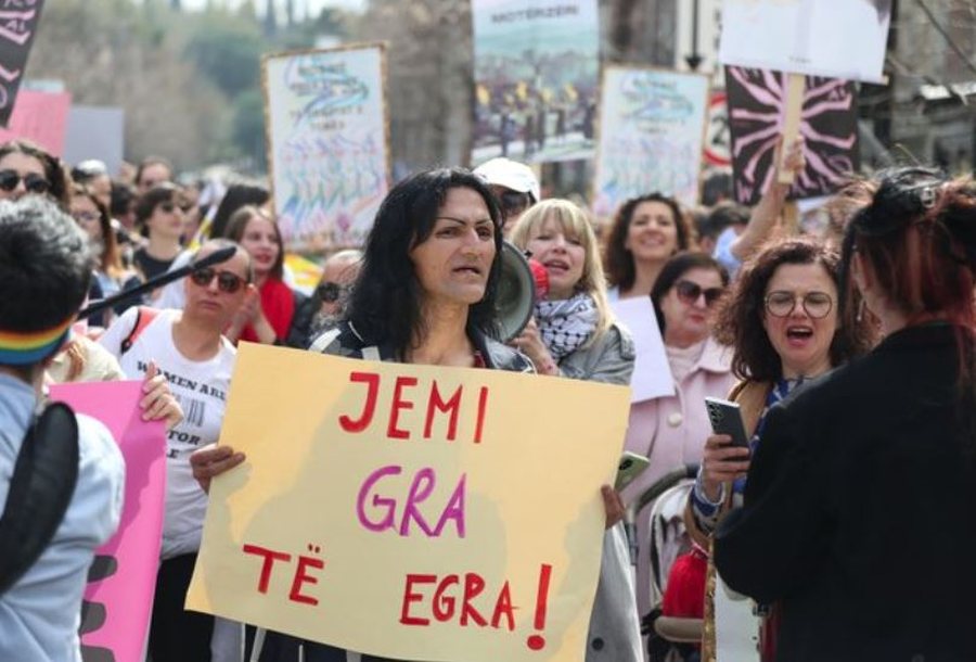 FOTO/ "Nuk është krim pasioni", gratë protestojnë