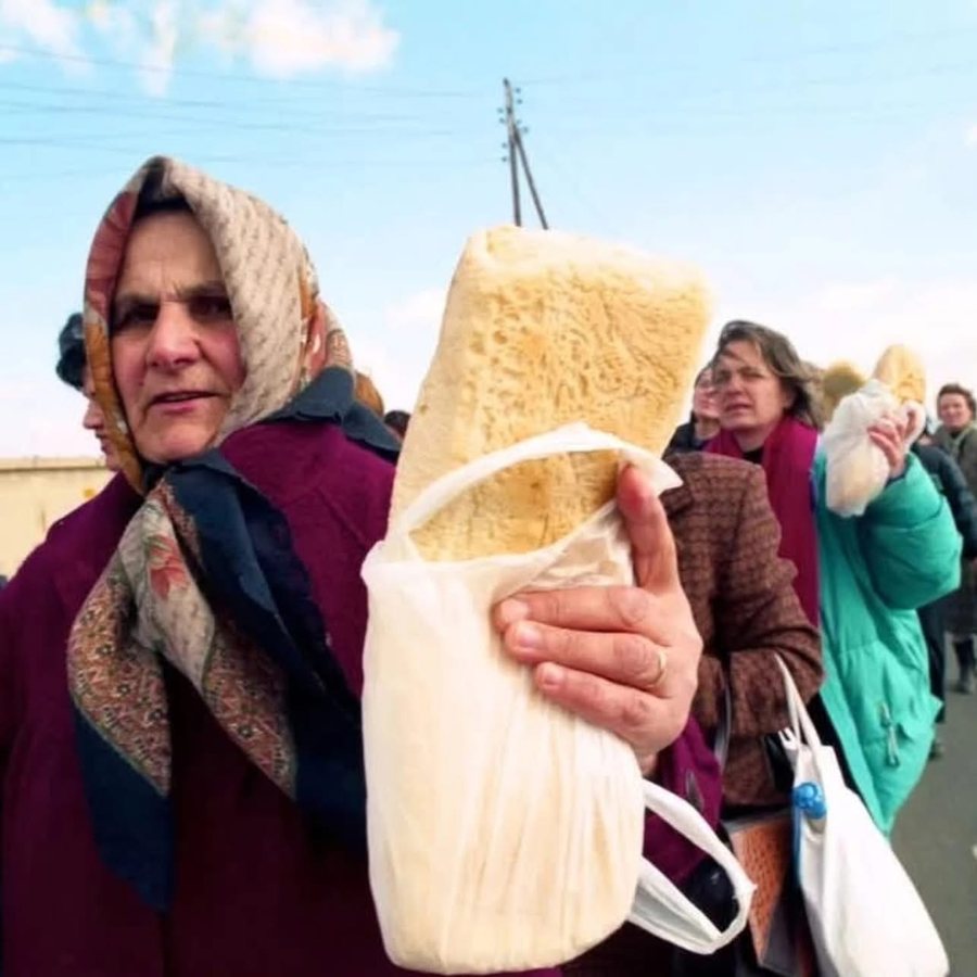 FOTO HISTORIKE/ 27 vjet nga protesta “Bukë për gratë dhe