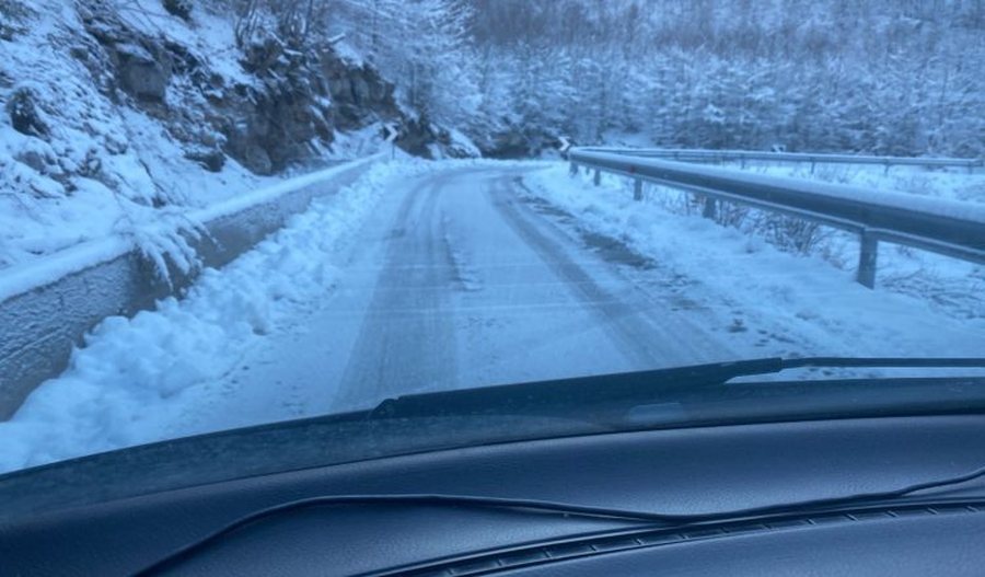 Reshje dëbore në veri të vendit, bllokohet qarkullimi në