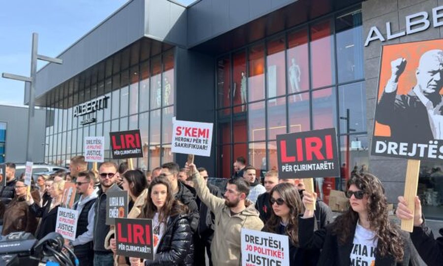 FOTO E DITËS: Protestë paqësore para EULEX-it, ku po mbahet