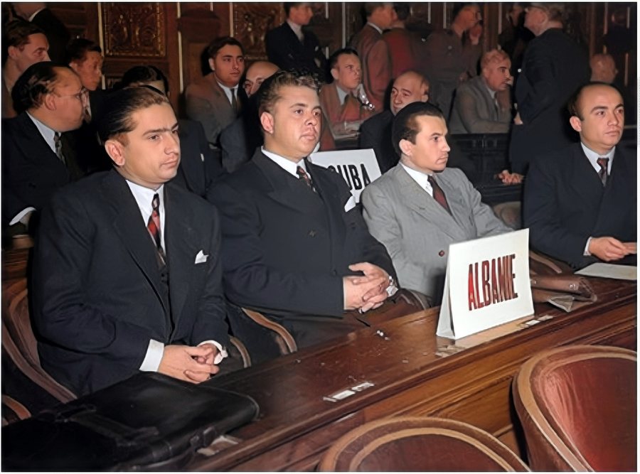 FOTO HISTORIKE/ Enver Hoxha dhe Hysni Kapo në konferencën e Paqes