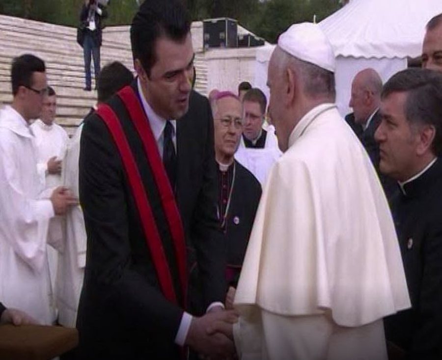 Ndarja nga jeta e Papa Françeskut, Basha: Privilegj që t’i