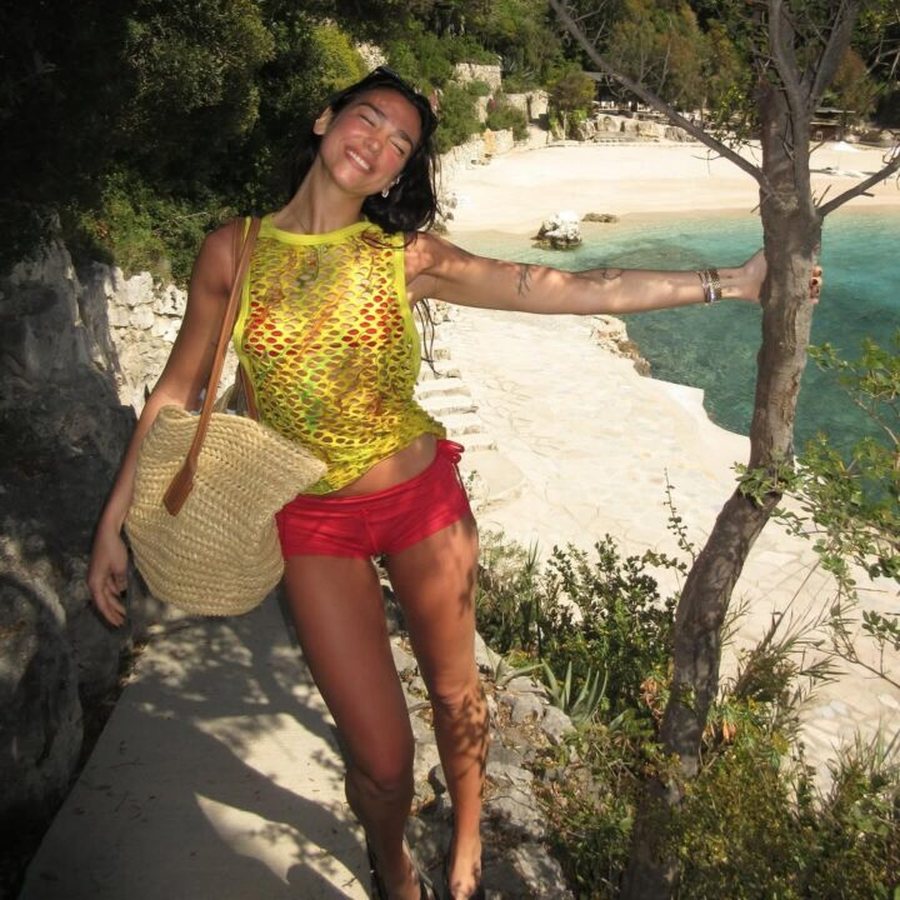 “Pashkë në shtëpi!”/ Dua Lipa publikon FOTO me