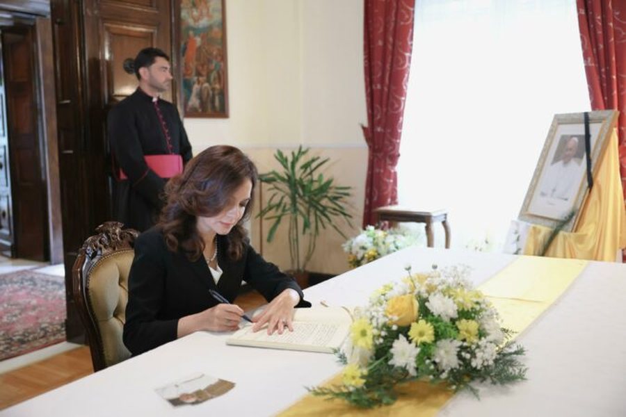 Spiropali lë shënim në Librin e Ngushëllimeve për Papa