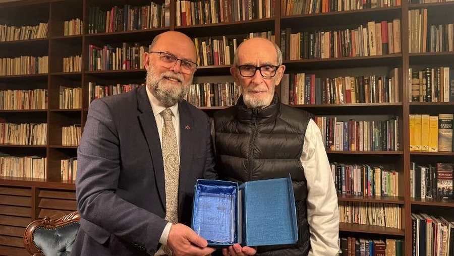 FOTO E DITËS: Ambasadori Malaj vizitë në shtëpinë e