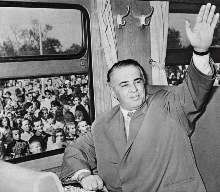 FOTO HISTORIKE: Enver Hoxha inauguron me trenin e parë linjën e re