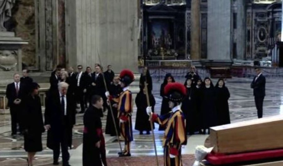 I jepet lamtumira Papa Françeskut/ Donald Trump mbërrin në