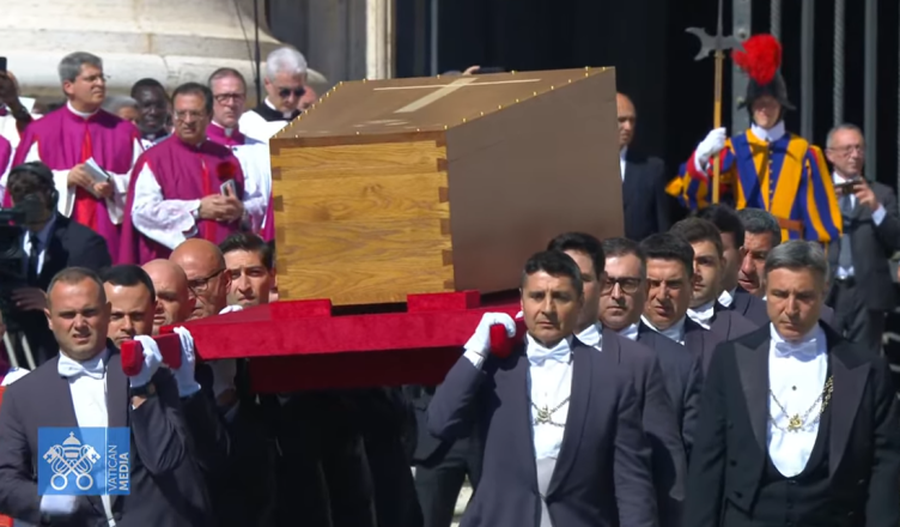 Ceremonia mortore për Papa Françeskun, bien këmbanat në