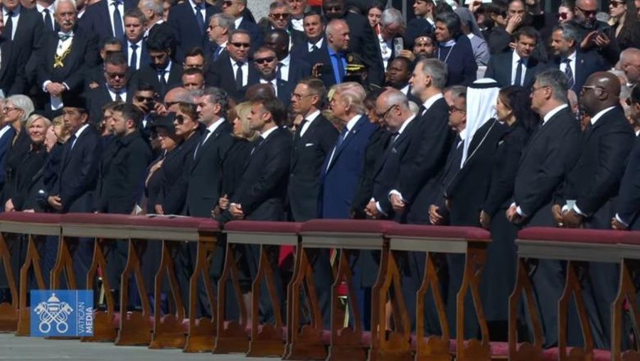 Pak çaste përpara nisjes së funeralit të Papa