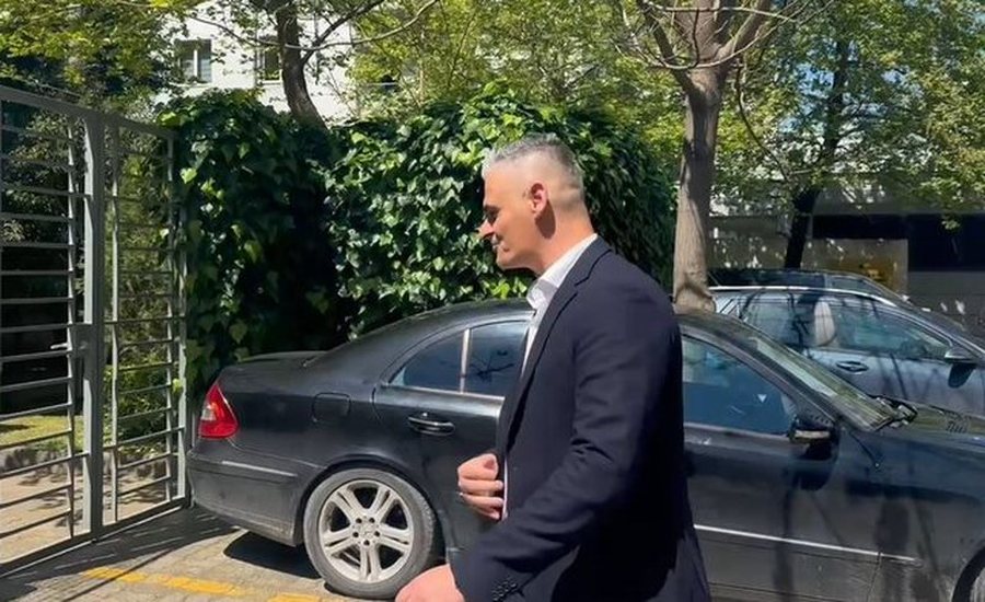 Kreu i ARRSH del i nervozuar nga SPAK, shtyn mikrofonin gazetares: Po, jam i