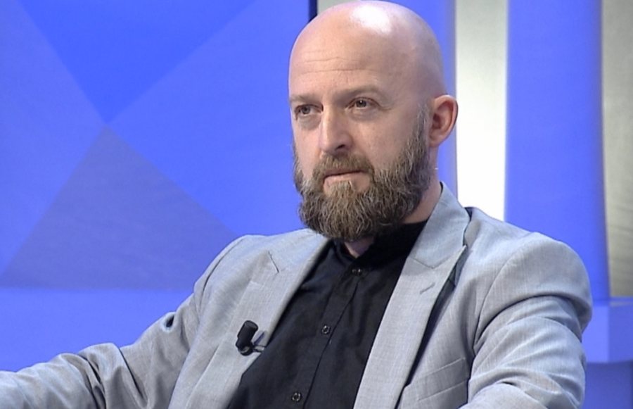 Eksperti i bindur: Toka është e sheshtë dhe planetet nuk