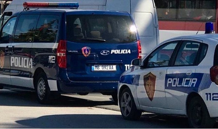 Makinën plot me steka cigaresh kontrabandë, arrestohet