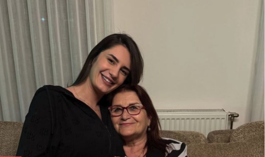 MOMENTI EMOCIONUES/ Qytetarja nga Tirana i hapi derën në '99 dhe