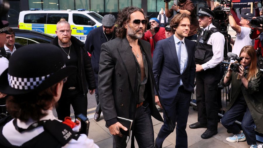 Russell Brand deklarohet i pafajshëm për akuzat për