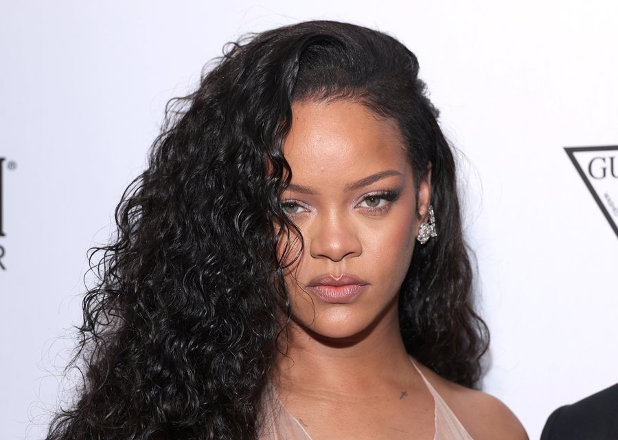 Rihanna humb të atin