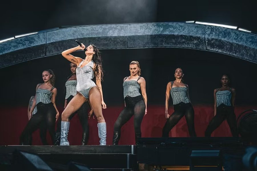 Dua Lipa nuk i zhgënjen fansat, shfaqje magjepsëse në Milano!