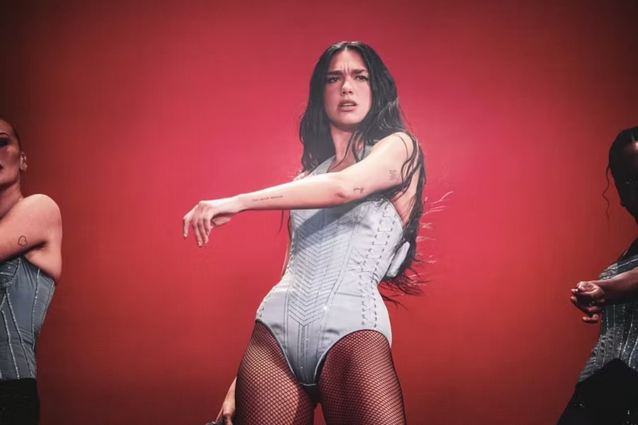 Dua Lipa nuk i zhgënjen fansat, shfaqje magjepsëse në Milano!