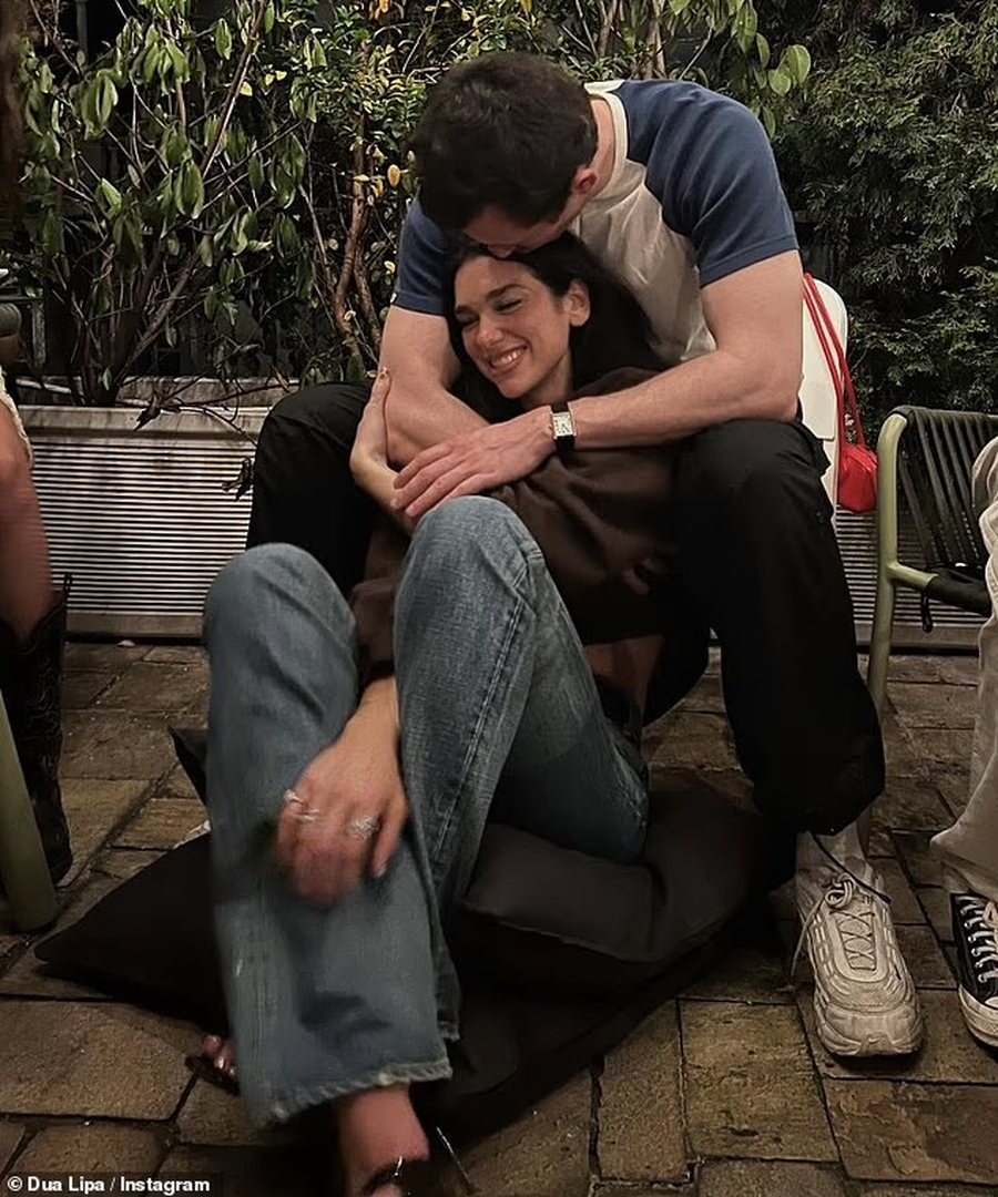 Dua Lipa KONFIRMON fejesën pas muajsh spekulimesh. Kush është