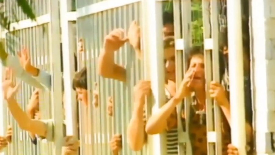 FOTO HISTORIKE/ Sot 35-vjetori i hapjes së ambasadave. Ja kush ishte heroi i asaj dite? - Sociale