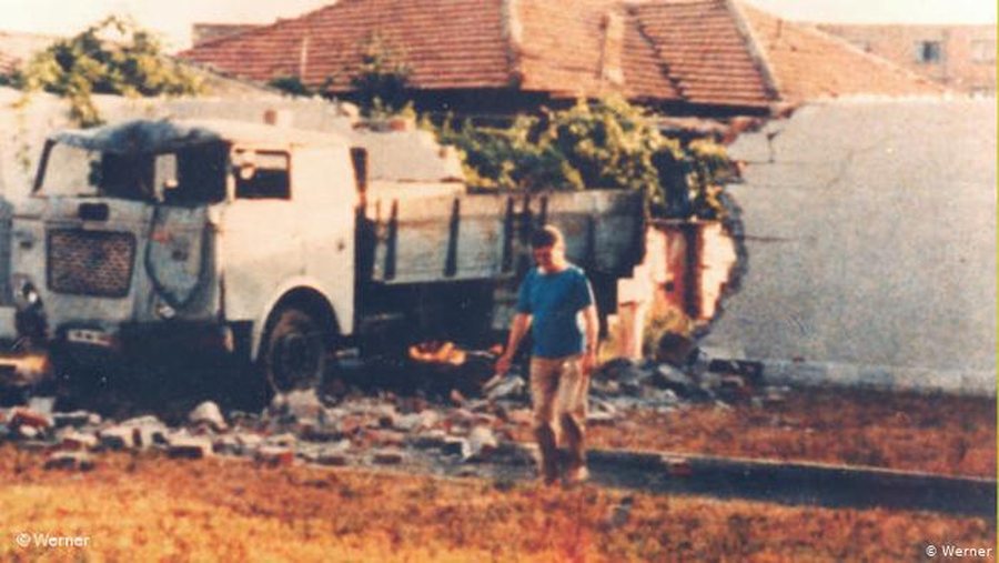 FOTO HISTORIKE/ Sot 35-vjetori i hapjes së ambasadave. Ja kush ishte heroi i asaj dite? - Sociale