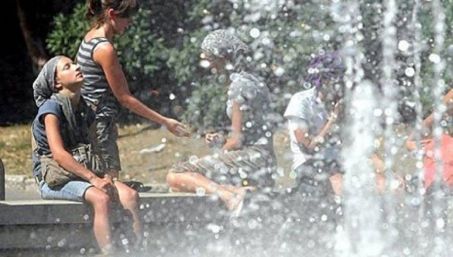 Greqia pushtohet nga vala e të nxehtit afrikan, temperatura deri në 44