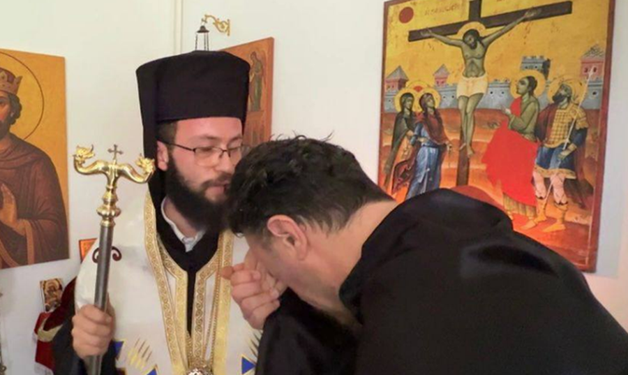 Me bekimin e Nikolla Xhufkës, aktori Laert Vasili dekorohet me titullin