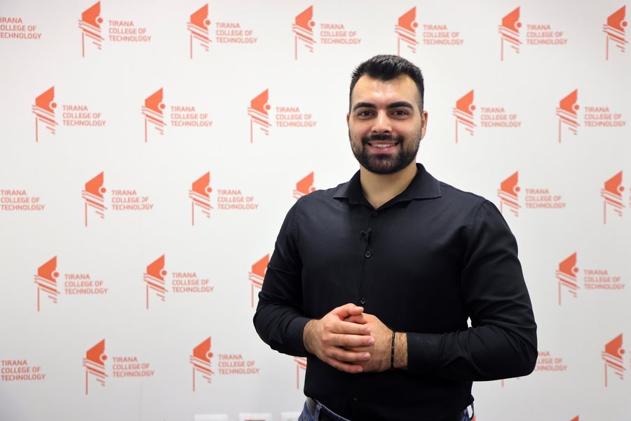 Vlasios BITI, ish-studenti i përkushtuar që sot drejton Zyrën e