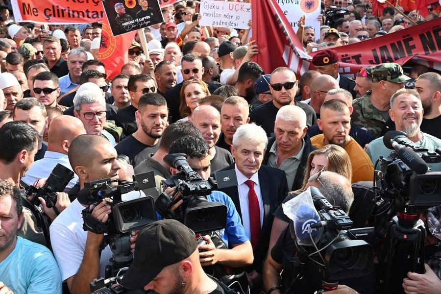Mijëra në shesh, PROTESTË në Prishtinë: Drejtësi