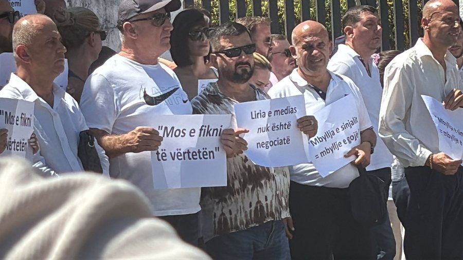FOTO E DITËS:  Gazetarë dhe punonjës të medies protestë