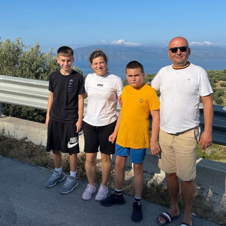 PREKËSE/ Babai i MARTIN Canit ndan foto ku në mes të familjes