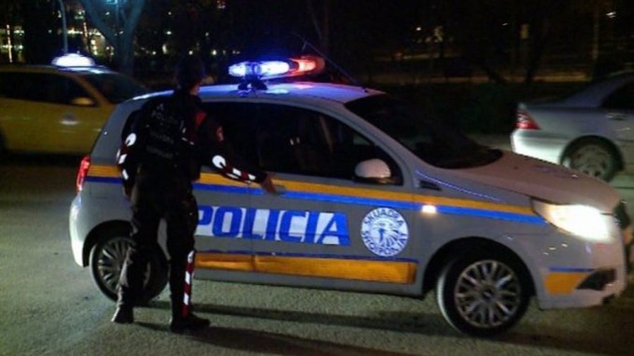 Të shtëna me armë pranë një shkolle në