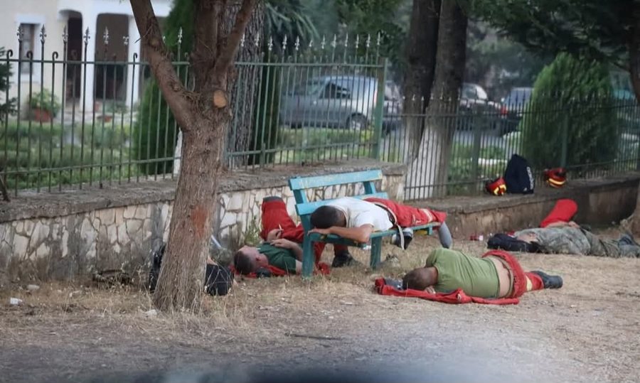 FOTO E DITËS: Pas një nate "lufte" me flakët,