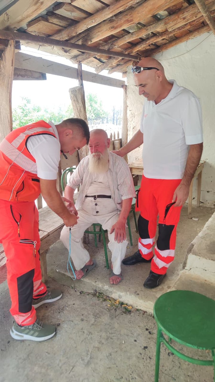 Flakët dhe tymi i zi mbulojnë fshatin në Gramsh, banorët