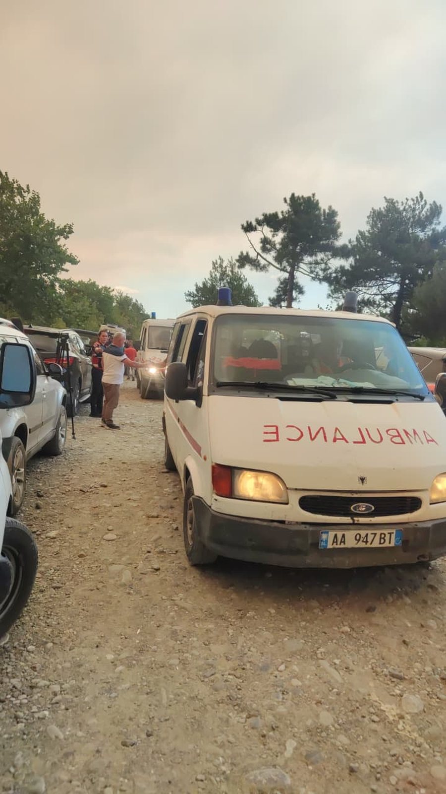 Flakët dhe tymi i zi mbulojnë fshatin në Gramsh, banorët