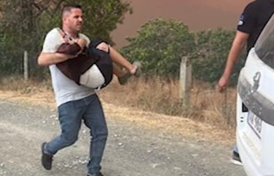 FOTO E DITËS: Oficeri hero futet mes flakëve në Gramsh, merr