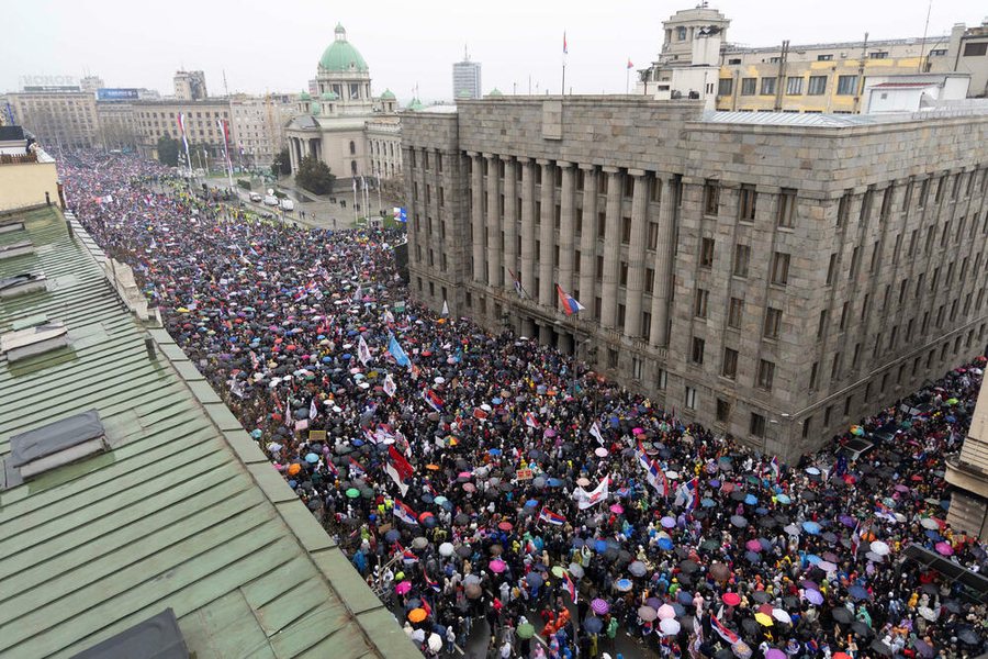 THE GUARDIAN/ Protesta antiqeveritare në Beograd, më e madhja në