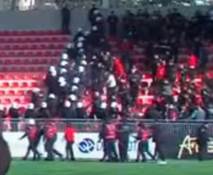 VIDEO/ Derbi nis me sherr, tifozët përplasen në tribunë!