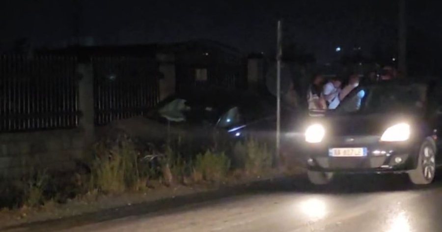 Aksidentohen dy automjete në aksin Fier–Levan. Njëra prej tyre