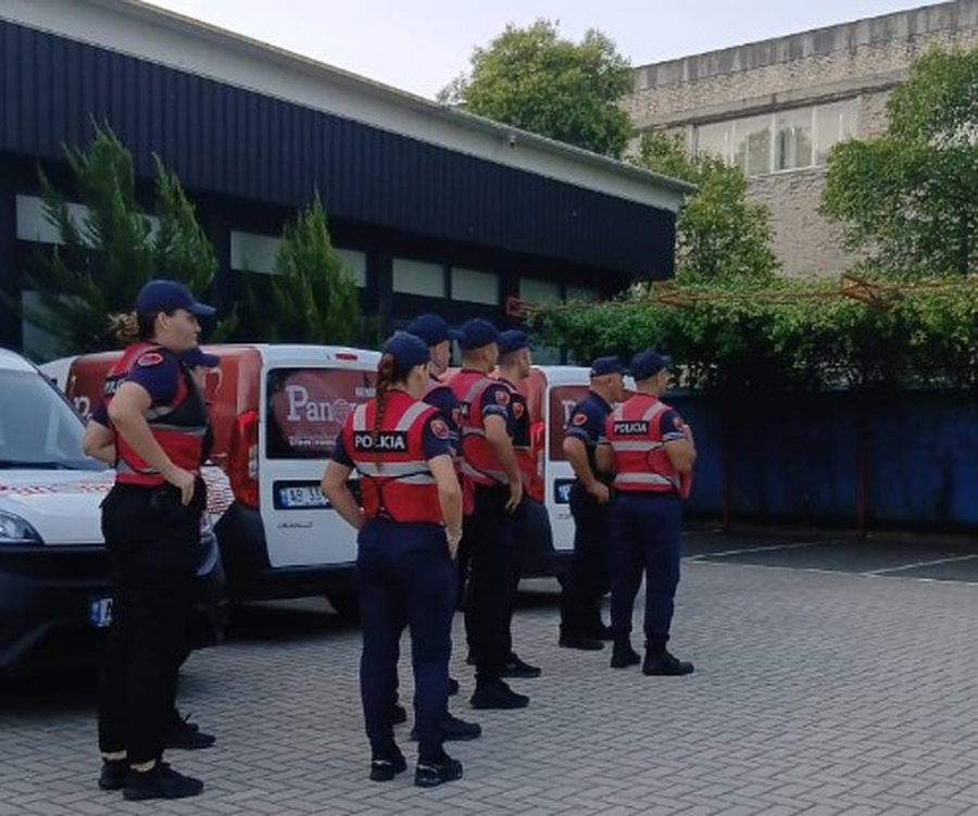 Policia e Shtetit rrethon News24, kërkon nxjerrjen me forcë nga