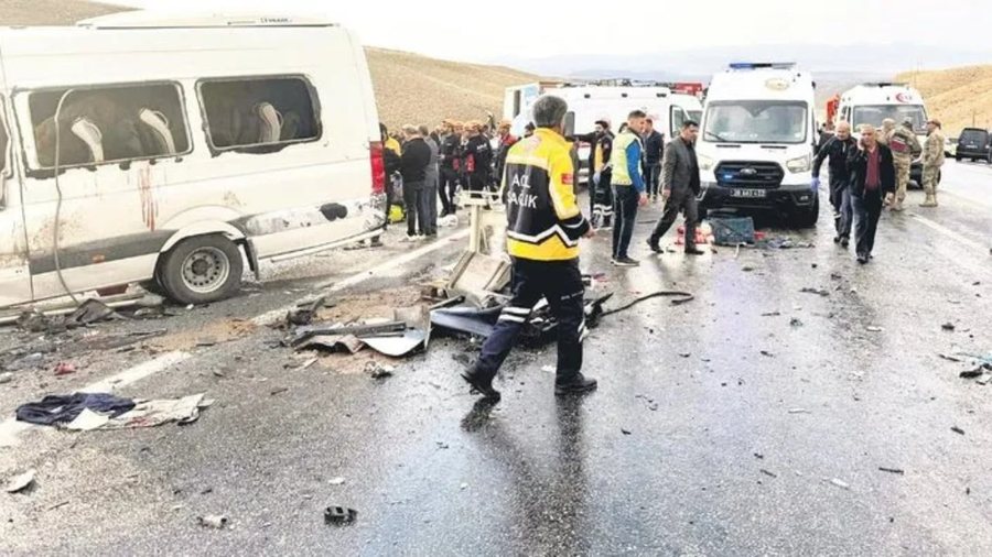 Aksident i RËNDË/ Përplaset minibusi me kamionin, humbin