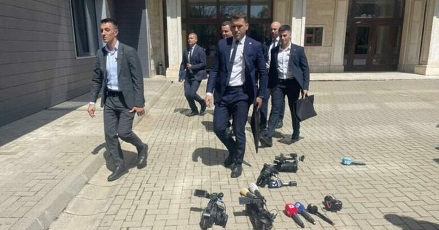 PROTESTË e pazakontë - Gazetarët bojkotojnë Kurtin, hedhin