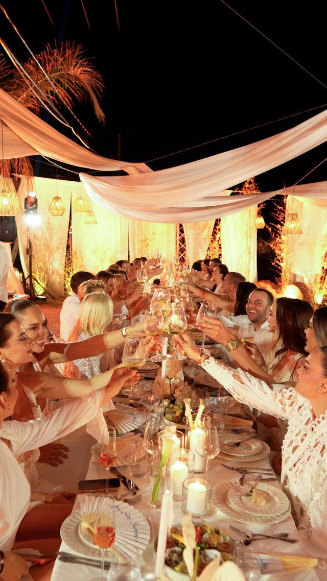 &ldquo;White Affair by the Sea&rdquo; 8 vite elegance nga Age Stop Switzerland