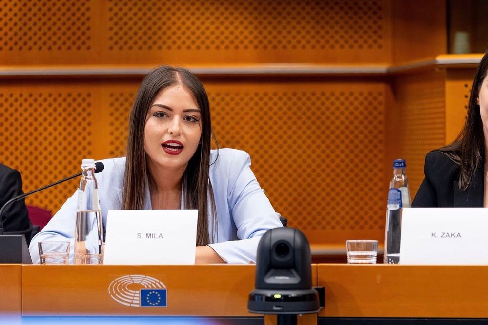 Sara Mila pretendon se qeveria po b&euml;n marr&euml;veshje me qytetar&euml;t:
