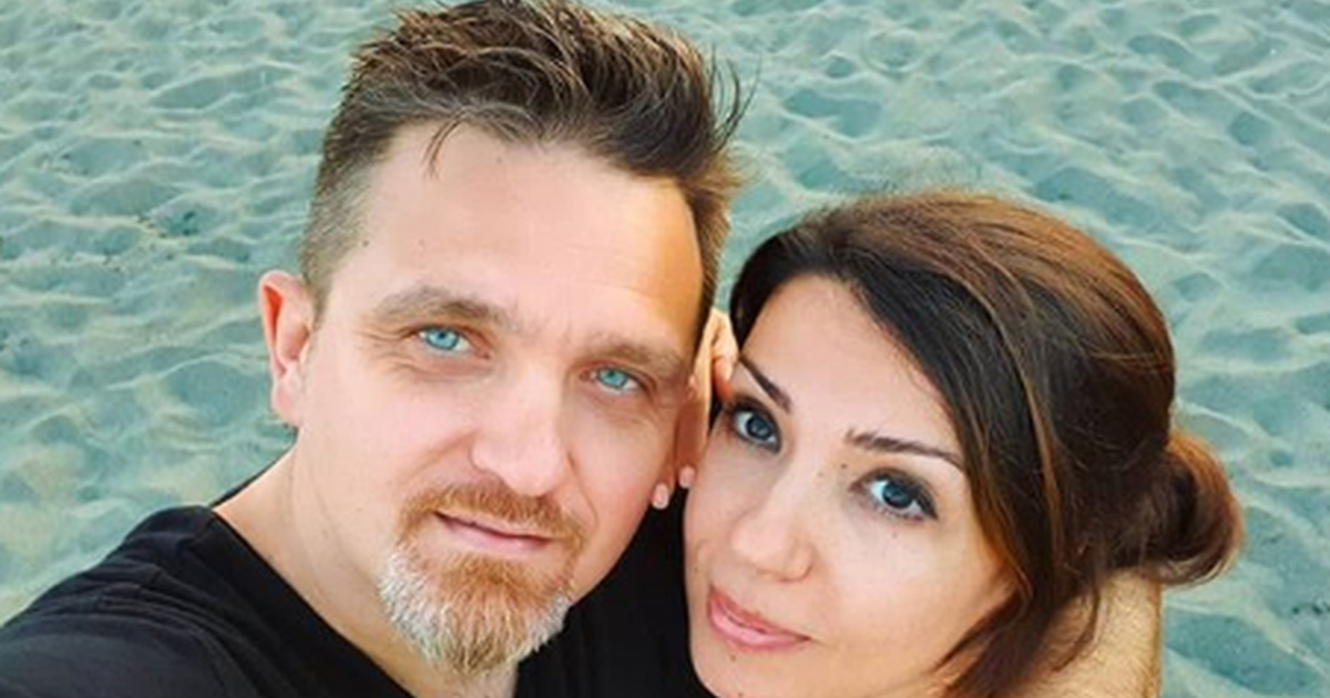  Për herë të parë e pash nga mbrapa    Jul Deda rrëfen njohjen me bashkëshorten  27 vite nga puthja jonë e parë