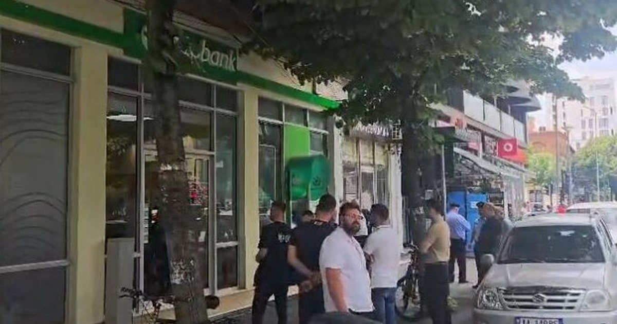 La derën e bankës hapur dhe iku në tualet  qytetari me armë lodër kërcënoi njerëzit e vodhi 10 mijë euro  DËSHMON roja i sigurisë  E harrova   