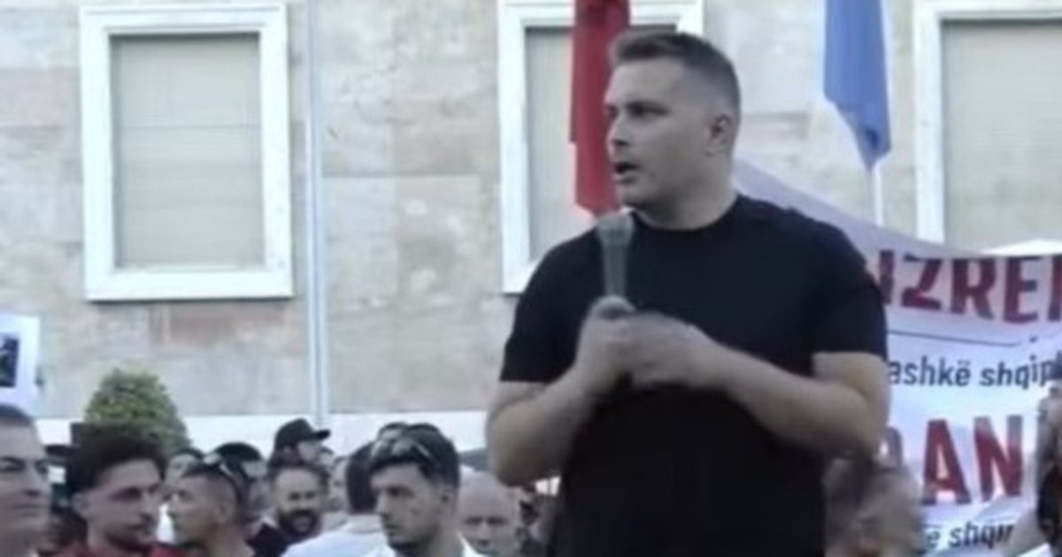Gazetari Flavio Qarri në protestë  Nuk mund të rrimë më të heshtur  na duhet një  qeveri e sheshit 