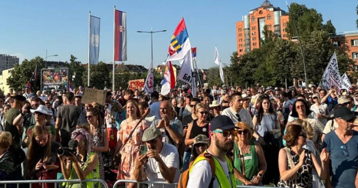 Nisin protestat në Serbi  mijëra qytetarë mbushin rrugët në kujtim të 16 viktimave në Novi Sad  kërkohet largimi i presidentit Aleksandar Vuçiç