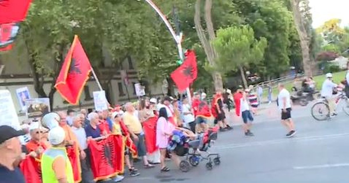 Nis protesta e 47 të  Qytetarët mblidhen në Sheshin  Skënderbej  dhe më pas marshojnë drejt Kryeministrisë
