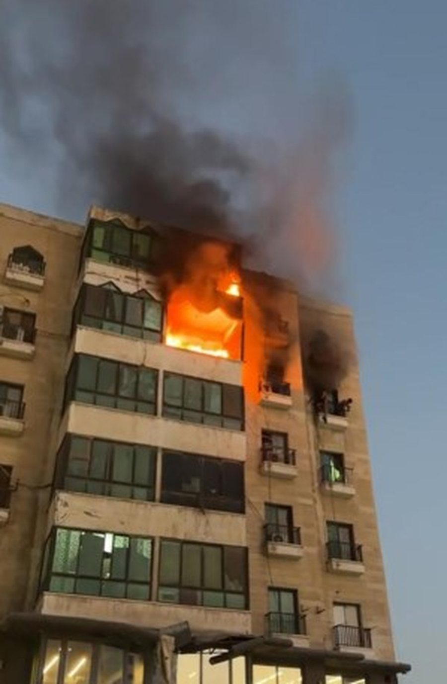 Zjarri përfshinë dy apartamente, tre persona ndërrojnë