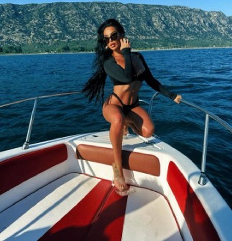 Flaka Krelani “djeg” rrjetin me bikini dhe taka të larta mbi